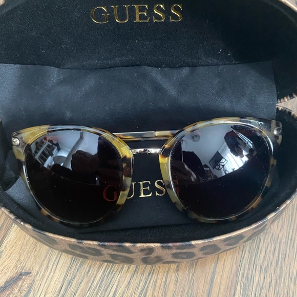 2 pairs!!! Guess sunglasses tortoise and black - Picture 3 of 8
